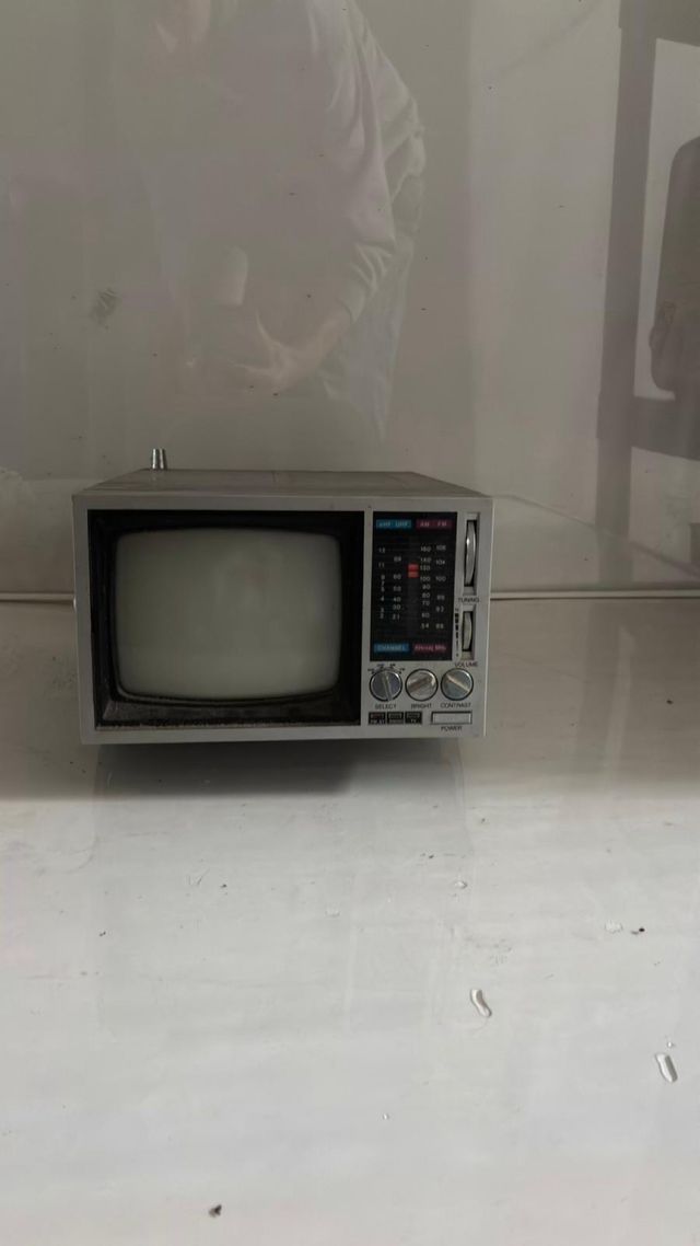 Televisor Vintage Gris y Blanco