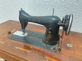 Máquina de coser ALFA antigua