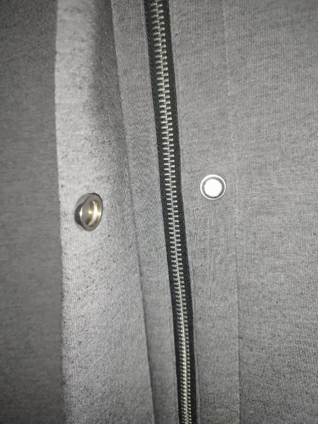 Abrigo gris con capucha