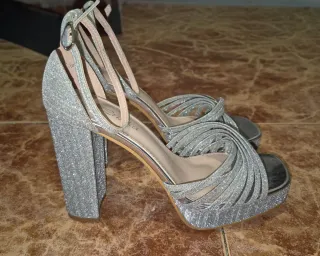 Sandalias de tacón plateadas talla 39