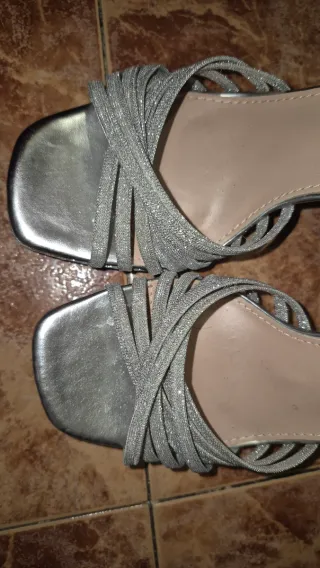 Sandalias de tacón plateadas talla 39