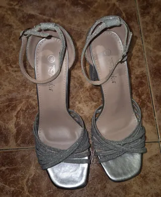 Sandalias de tacón plateadas talla 39