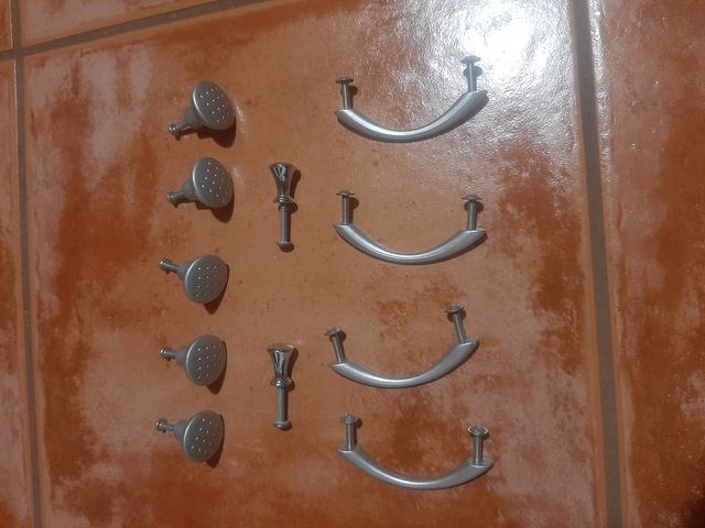 Tiradores y tiradores de cajón plateados