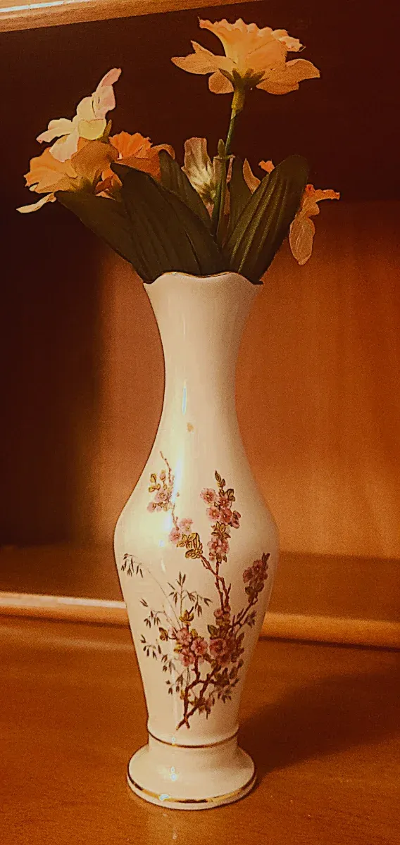 Jarrón de cerámica con flores