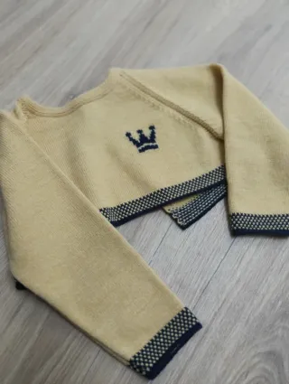 Bolero de punto para bebé con corona