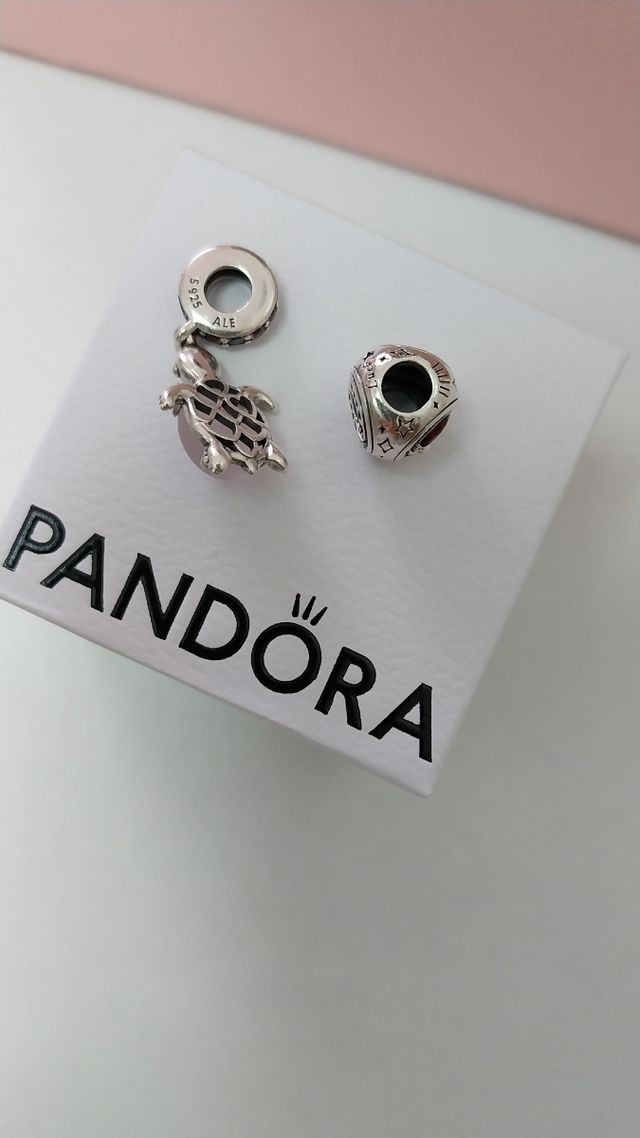 Lote 2 - Charm Pandora Tortuga Rosa y Herradura