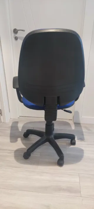 Silla de escritorio azul y negra
