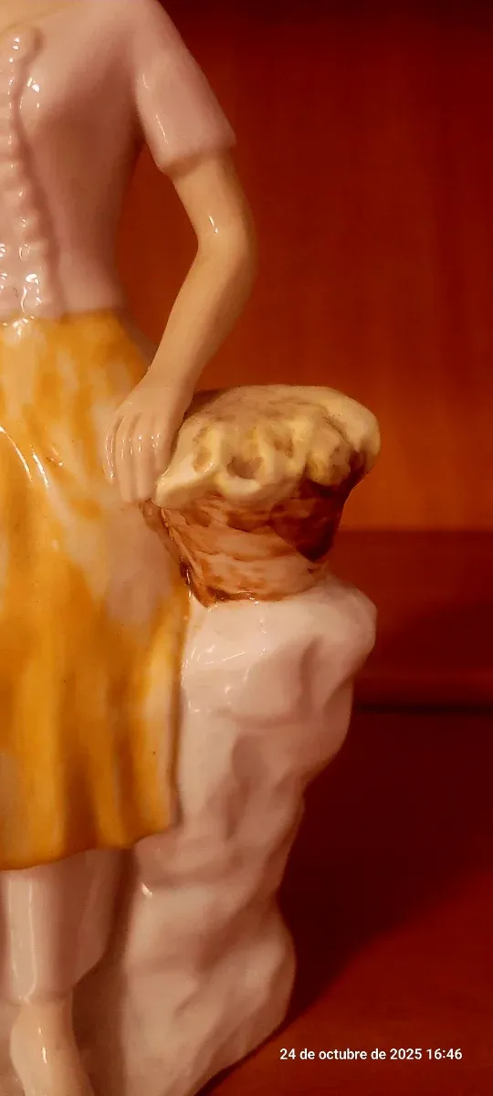 Figura mujer con perro