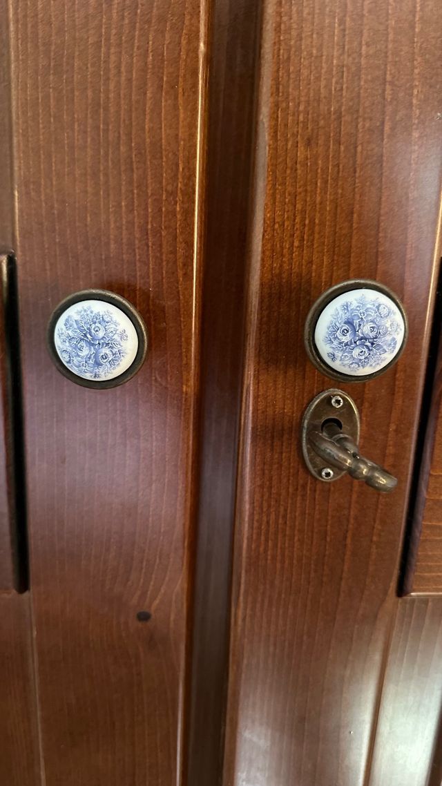 Armario MDF Nogal Oscuro con pomos de cerámica 