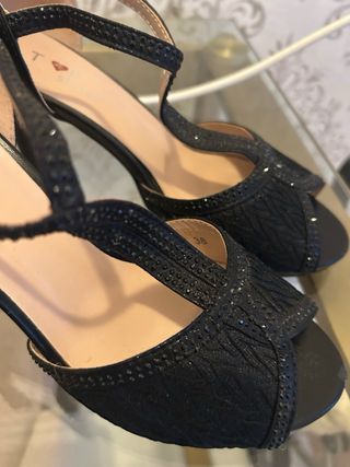 Zapatos de tacón TP Shoes negros con pedrería