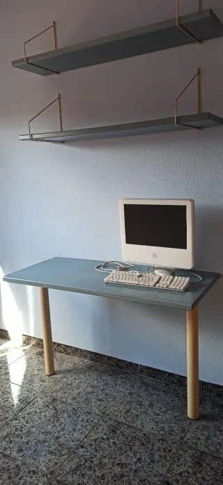 Cama, escritorio y postadas de madera