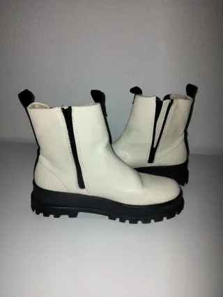 Botas Chelsea blancas con suela negra