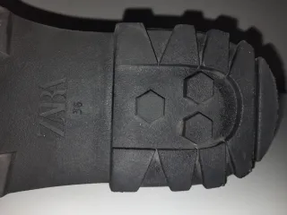 Botas Chelsea blancas con suela negra