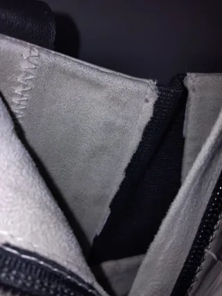 Botas Chelsea blancas con suela negra