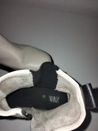 Botas Chelsea blancas con suela negra