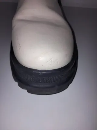 Botas Chelsea blancas con suela negra