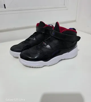 Zapatillas Jordan Negras y Rojas34
