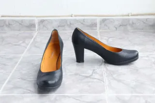 Zapatos de tacón clásicos de cuero negro