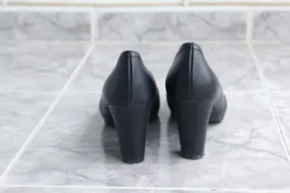 Zapatos de tacón clásicos de cuero negro