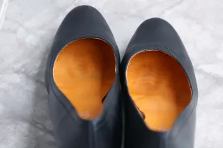 Zapatos de tacón clásicos de cuero negro