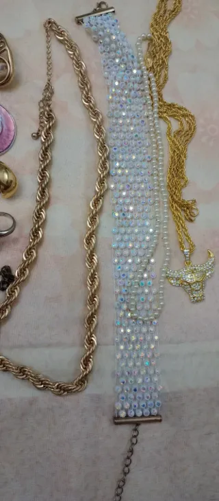 Lote bisutería: collares, pendientes, anillos
