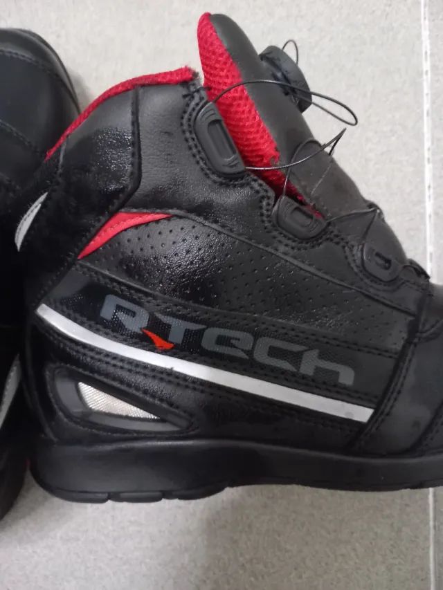 Botas de moto R-Tech negras y rojas
