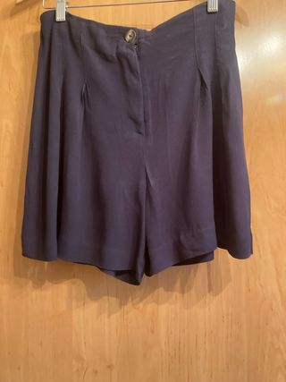 Pantalón corto tipo falda azul marino.