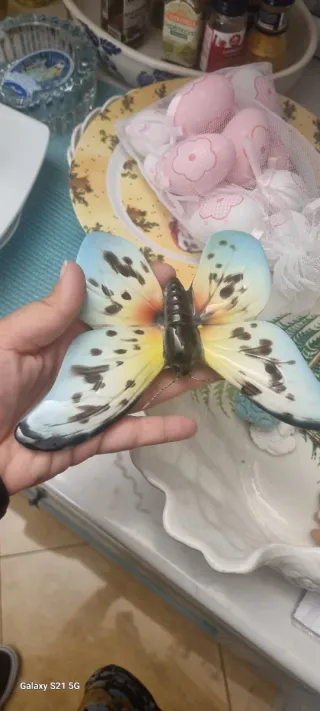 Farfalle decorative in ceramica dipinta