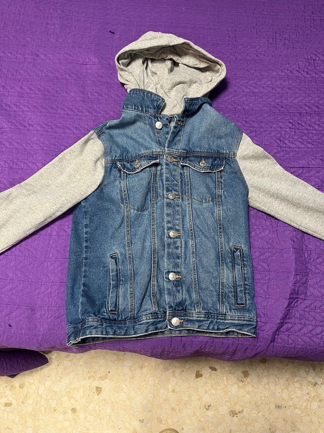 Chaqueta vaquera con capucha gris