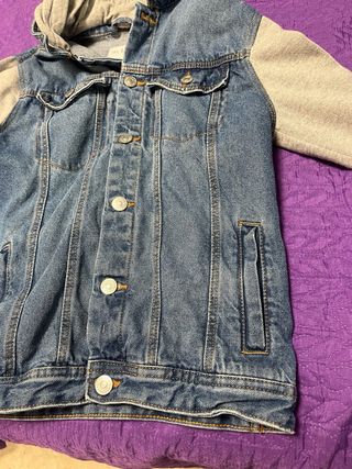 Chaqueta vaquera con capucha gris
