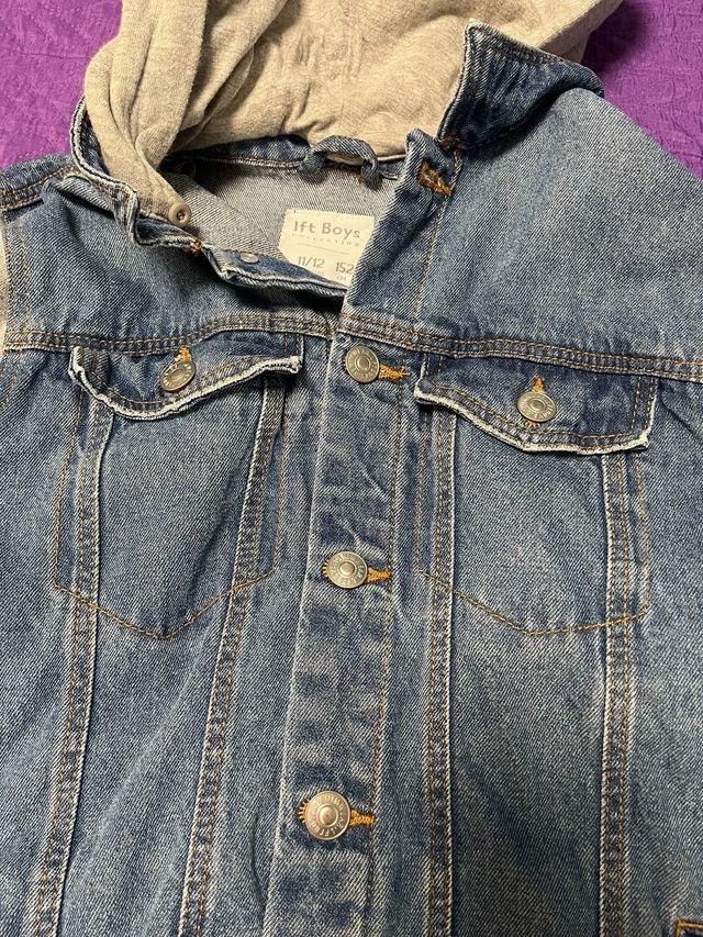 Chaqueta vaquera con capucha gris