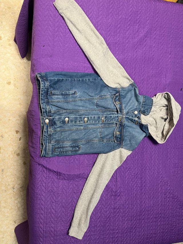 Chaqueta vaquera con capucha gris