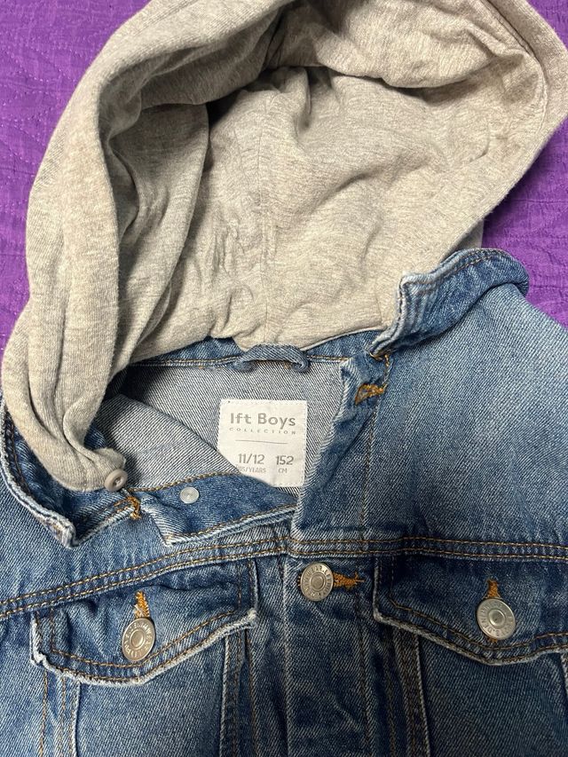 Chaqueta vaquera con capucha gris