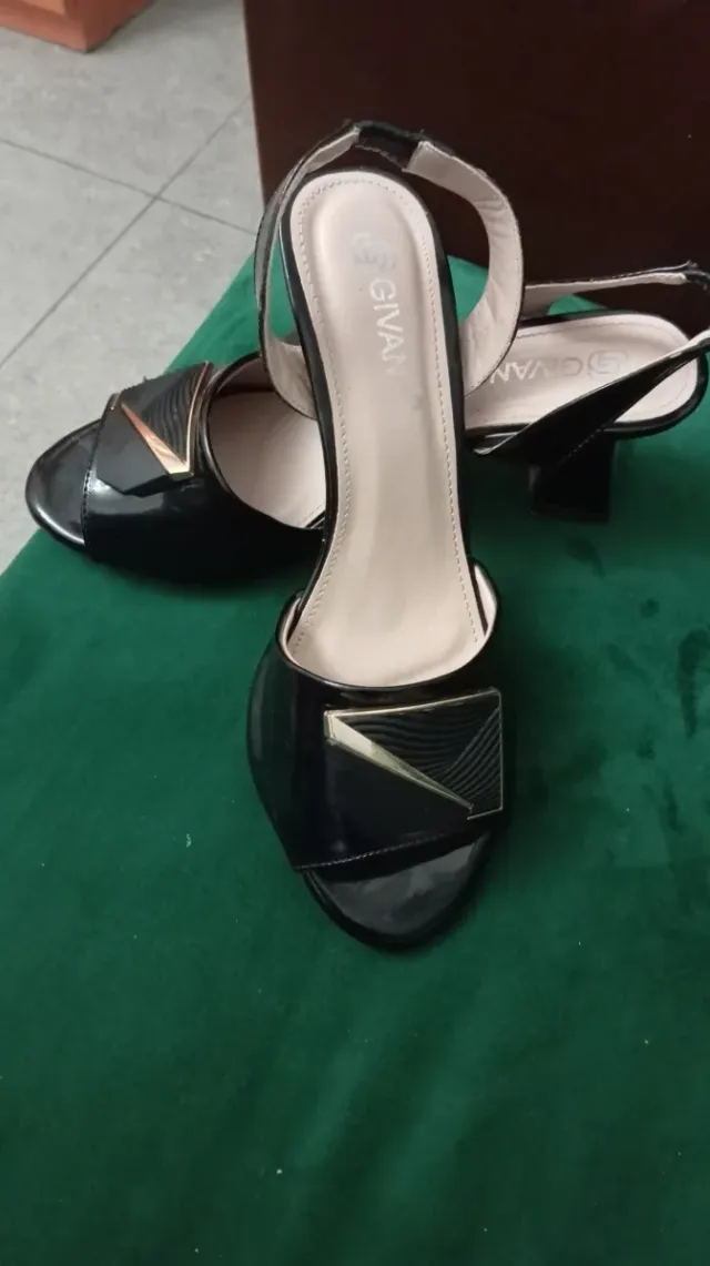 Sandalias de tacón GIVAN negras y doradas