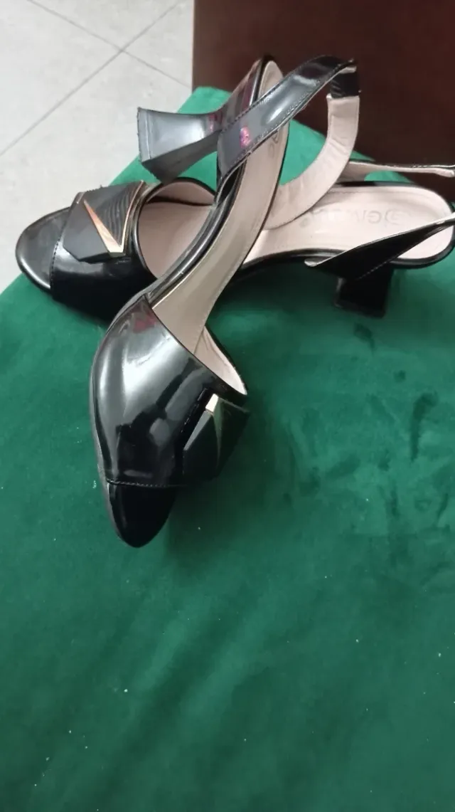 Sandalias de tacón GIVAN negras y doradas