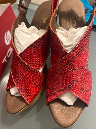 Sandalias de piel roja con tacón de madera