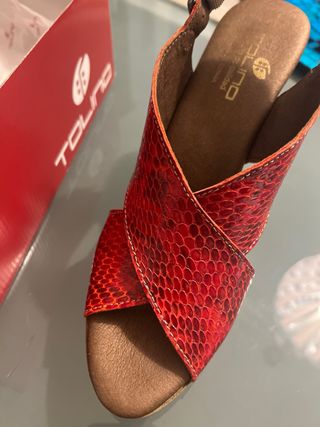 Sandalias de piel roja con tacón de madera