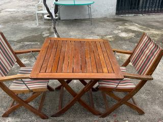 Mesa de madera y 2 sillas plegables