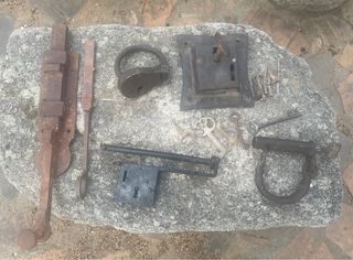 Conjunto de cerraduras y llaves antiguas