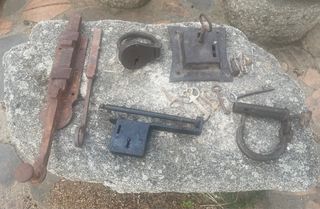 Conjunto de cerraduras y llaves antiguas