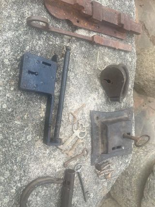 Conjunto de cerraduras y llaves antiguas