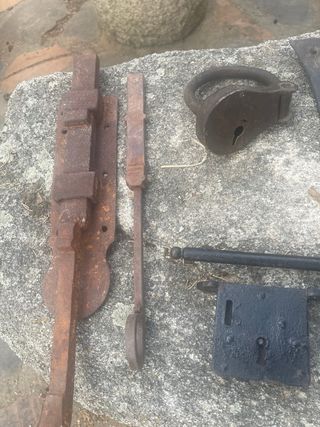 Conjunto de cerraduras y llaves antiguas