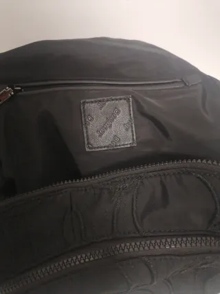 Mochila Desigual Negra Mano y Hombro