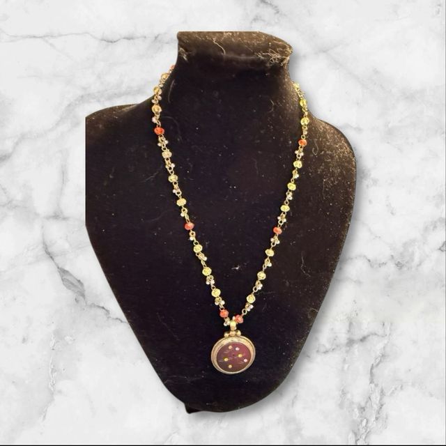 Collar con colgante dorado y piedras