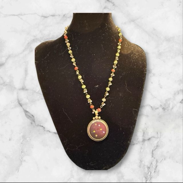 Collar con colgante dorado y piedras