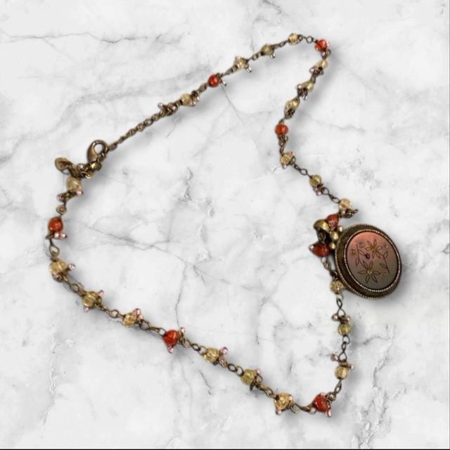 Collar con colgante dorado y piedras