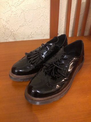 Zapatos negros charol con flecos