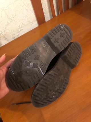 Zapatos negros charol con flecos