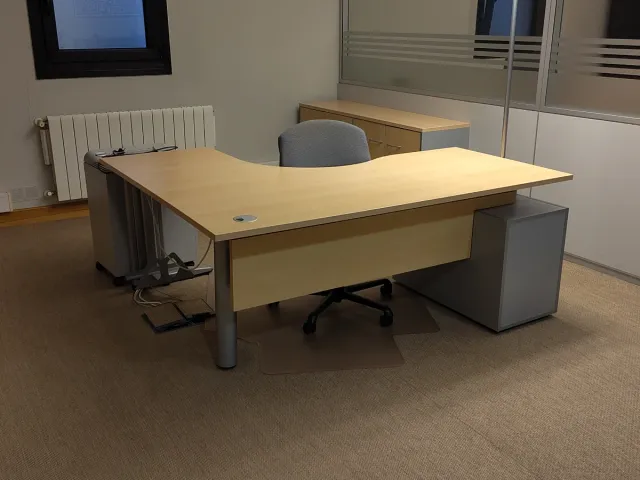 Mesa de oficina en L con almacenamiento