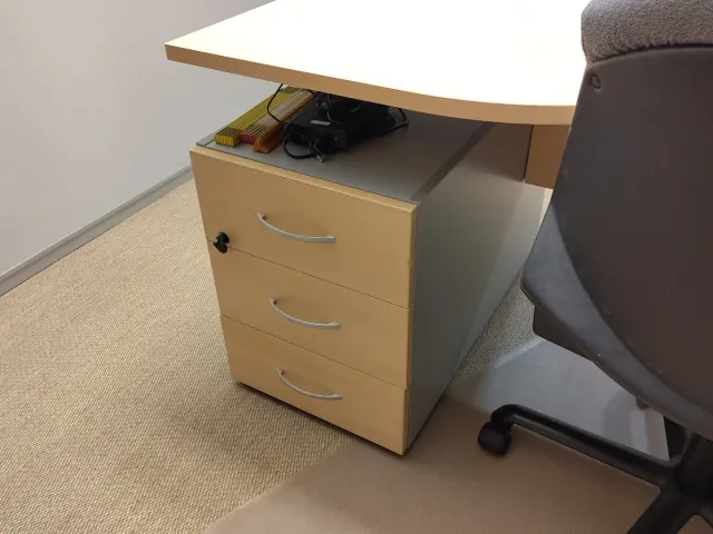 Mesa de oficina en L con almacenamiento